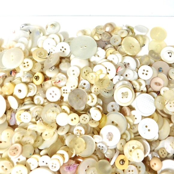 Lot of 2 lbs Plastic Acrylic White Ivory Beige Clear Cream Buttons - Picture 5 of 6